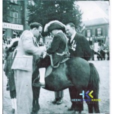 links dhr. B.Max jongentje op ponny j. Verwoerd